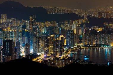Hong Kong, Tsuen Wan 'da ışıklı gökdelenlerin manzarası.