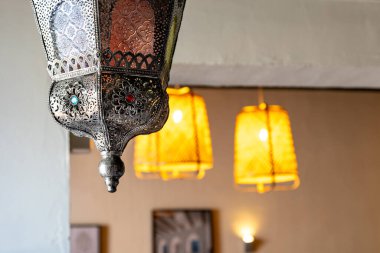 Üzerinde güzel süsler olan güzel bir doğu fenerinin yakın plan çekimi.