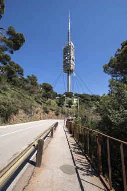 Barcelona, Katalonya, İspanya 'daki Collserola iletişim kulesinin dikey görüntüsü.