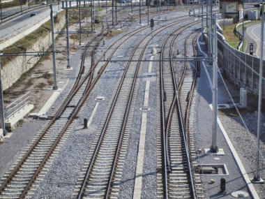 Maribor 'da güneşli bir günde demiryolu manzarası