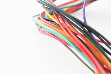 Beyaz arkaplanda renkli elektrik kabloları