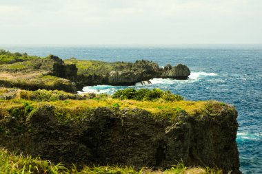 Okyanusun yakınındaki güneş ışığıyla güzel bir uçurum manzarası