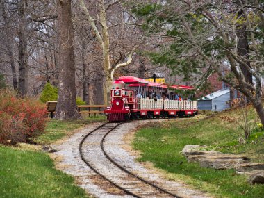 Kansas City Hayvanat Bahçesi 'nde turistlerle dolu küçük kırmızı bir tren.
