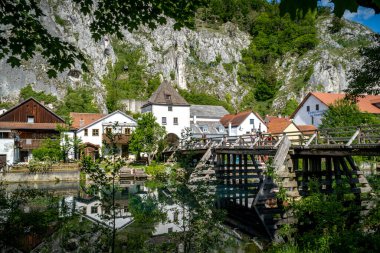 Almanya 'nın Bavyera kentindeki Markt Essing köyü ve Altmuhl nehrinin manzarası