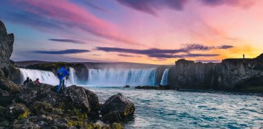 İzlanda 'da gün batımında Godafoss Şelalesi' nin güzel manzarası