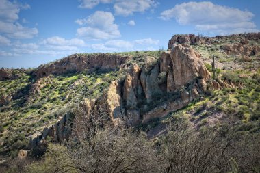 Eski ve yıpranmış kayalar bu dağları oluşturur..