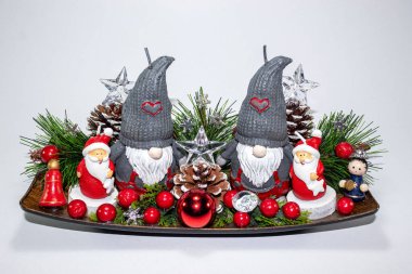 Noel mumuna yakın plan beyaz arka planda izole edilmiş cüceler