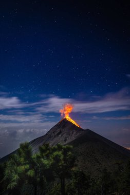 Guatemala 'daki Fuego Volkanı' ndan dikey bir ateş sesi geliyor.