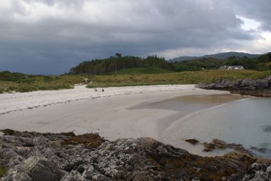 İskoçya 'da kasvetli bir gökyüzünün altında güzel bir kumlu kıyı manzarası