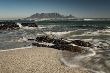 Mavi arka planda güzel bir sahil manzarası.