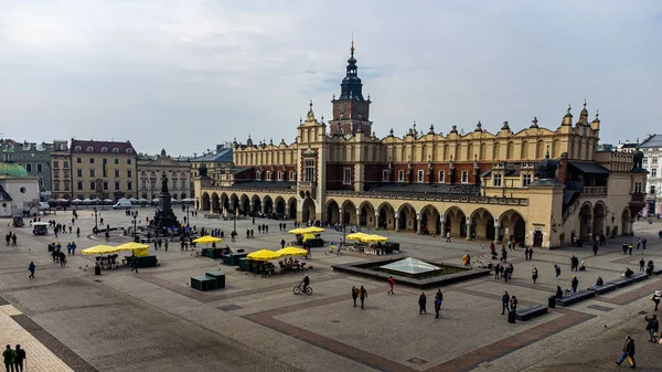 Una Bella Foto Della Piazza Del Mercato Principale Con Gente — Foto Stock