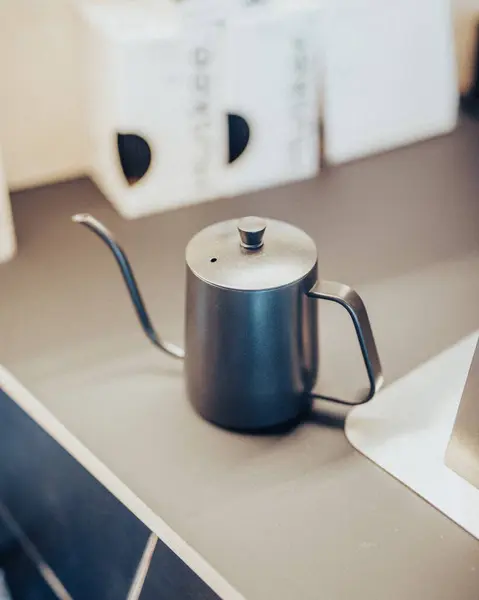 Primo Piano Verticale Una Teiera Caffè Contemporanea Tavolo Caffetteria — Foto Stock