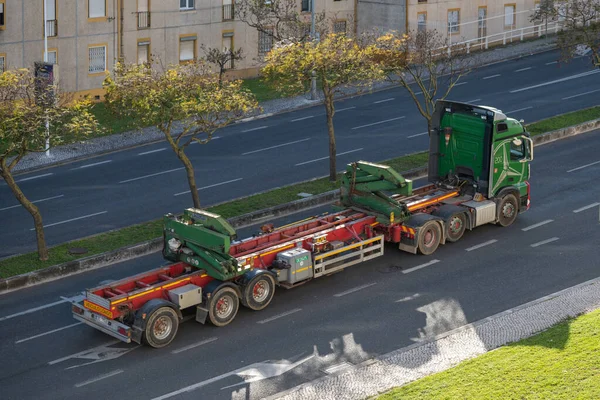 Una Foto Camión Que Lleva Herramientas Carretera Lisboa —  Fotos de Stock