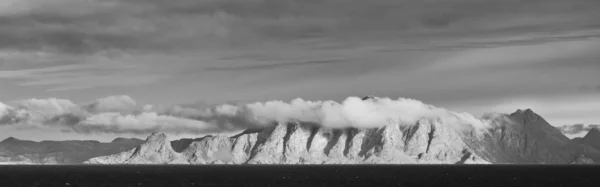 Uma Vista Panorâmica Escala Cinza Das Montanhas Perto Oceano Costa — Fotografia de Stock