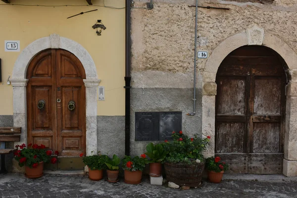 Las Antiguas Puertas Entrada Una Casa Castrovalva Una Ciudad Abruzzo —  Fotos de Stock