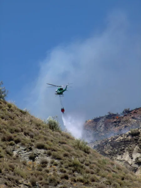 Sıcak yaz boyunca Sierra Nevada 'da yangın söndüren bir itfaiye helikopteri.