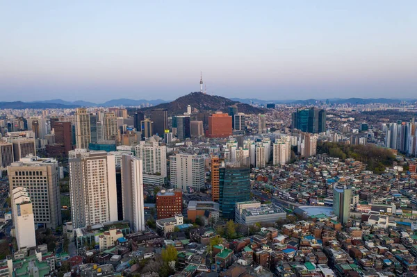 首尔的空中城市景观 周围是群山环绕的建筑物 — 图库照片