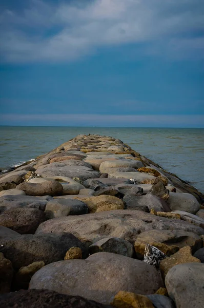 Caminho Rochoso Mar Sob Céu Nublado — Fotografia de Stock