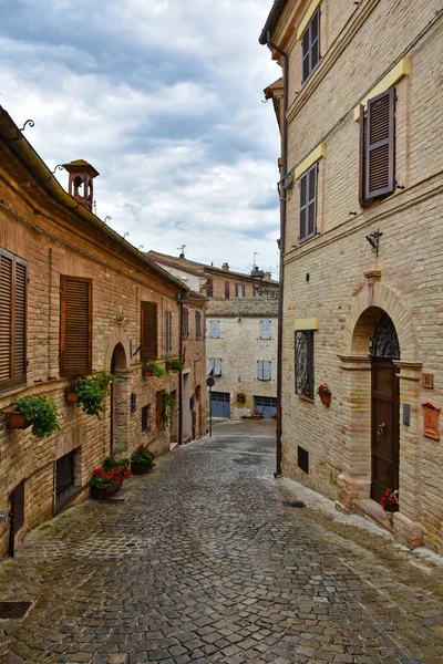 意大利马切地区一个中世纪城镇Montecosaro的老房子之间一条狭窄街道的纵断面 — 图库照片