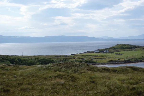 Schöne Aussicht Auf Grüne Landschaft Meer Unter Bewölktem Himmel Schottland — Stockfoto