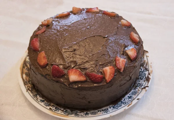Een Closeup Van Een Aardbei Chocolate Cake Een Tafel — Stockfoto