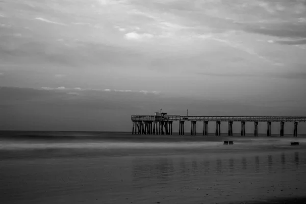 海岸に木製の桟橋とグレースケール悲観的なシーン — ストック写真