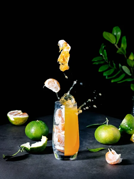 Disparo Vertical Del Jugo Mandarina Las Hojas Verdes — Foto de Stock