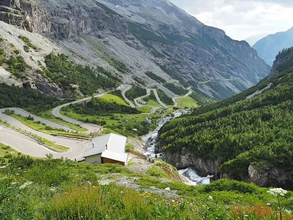 Vacker Bild Väg Som Passerar Genom Kullar Och Berg Blå — Stockfoto