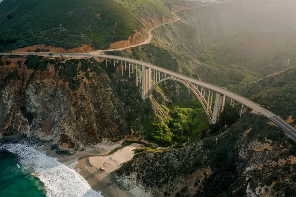 Dağların Üzerinden Geçen Bir Köprünün Kuş Bakışı Görüntüsü — Stok fotoğraf