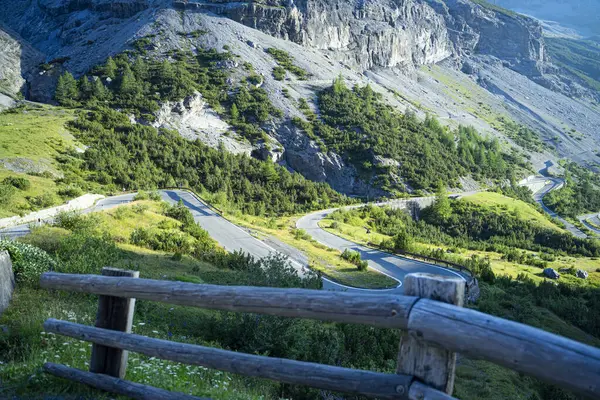 Een Prachtig Alpenlandschap Met Een Serpentijn Beboste Hellingen — Stockfoto