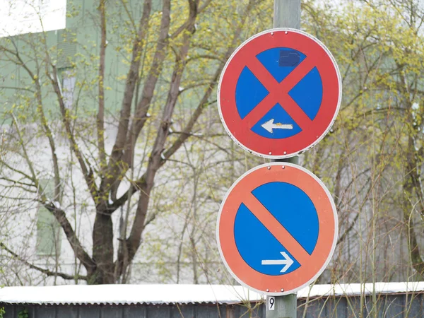 Zwei Schilder Für Das Parken Der Straße Auf Verschwommenem Hintergrund — Stockfoto