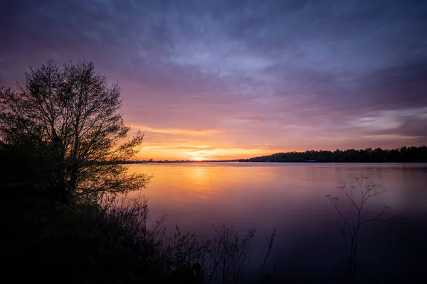 在德国巴伐利亚多瑙河的天空中 令人惊奇的五彩缤纷的落日与云彩交织在一起 自然景观背景 — 图库照片