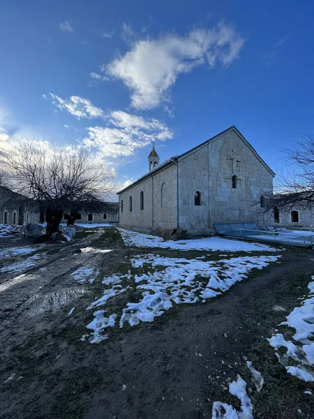 Ένα Κοντινό Πλάνο Μιας Καθολικής Εκκλησίας Χιονισμένο Ύπαιθρο — Φωτογραφία Αρχείου