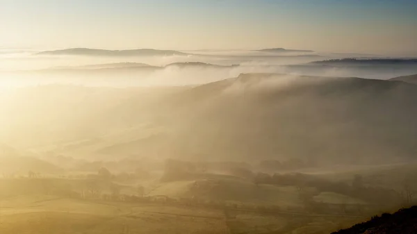 Una Hermosa Vista Capas Niebla Sobre Willstone Hill Shropshire Reino —  Fotos de Stock