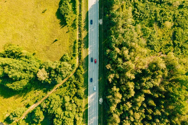 Letecký Záběr Aut Dálnici Během Dne Zeleným Polem Lesem Zprava — Stock fotografie