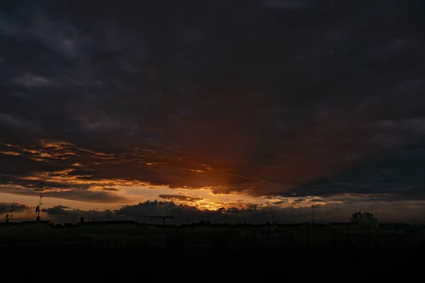 Uma Vista Dramática Das Nuvens Escuras Céu Colorido Durante Pôr — Fotografia de Stock