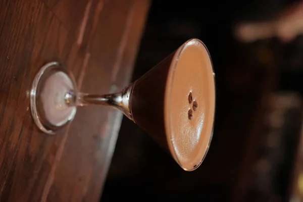 Vertikal Närbild Bild Espresso Martini Cocktail Suddig Bakgrund — Stockfoto