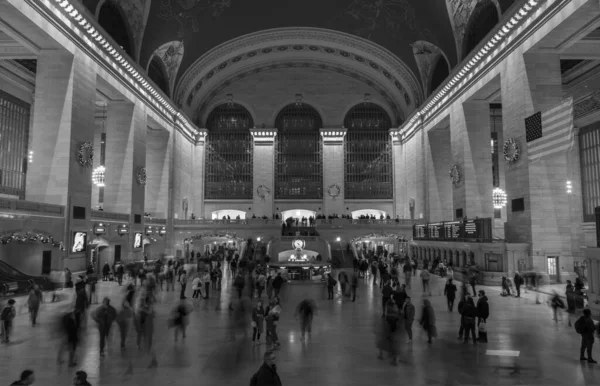 Gray Scale Shot Passengers Rushing Lobby Grand Central Terminal Manhattan — Stock Photo, Image