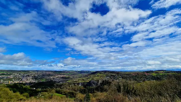 Cenário Montanhas Que Rodeiam Cidade Sob Céu Nublado — Fotografia de Stock