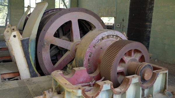 一台大齿轮的老工业机器的特写镜头 — 图库照片