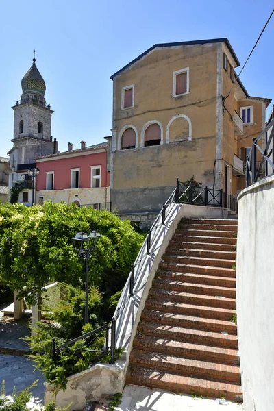 イタリアのカンパニア地方のサンタ クローチェ サニーオ村の通りの垂直ショット — ストック写真