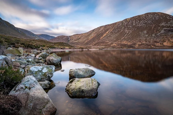 Une Vue Panoramique Lac Reflétant Les Montagnes Sous Beau Ciel — Photo