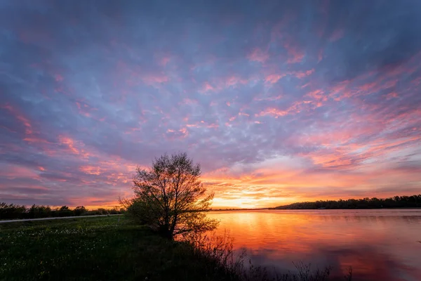 Una Hermosa Toma Colorido Atardecer Sobre Río Por Noche — Foto de Stock