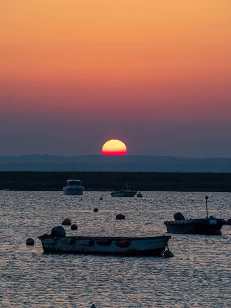 Вертикальный Снимок Лодок Берега Восходе Солнца Красочным Небом Солнцем Заднем — стоковое фото