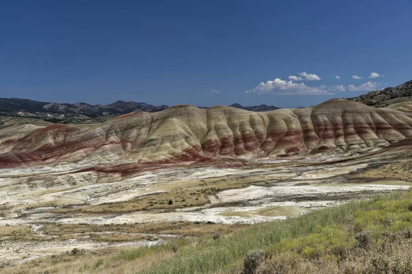 Csúcs Painted Hills Kék Hátterében — Stock Fotó