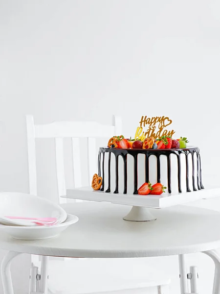 Beyaz Arka Planı Olan Beyaz Bir Masada Doğum Günü Tabelası — Stok fotoğraf