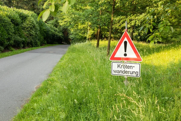 Närbild Skylt Med Tysk Text Krotenwanderung — Stockfoto