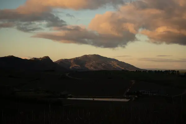 Piękny Zachmurzony Zachód Słońca Niebo Nad Górskim Krajobrazem Cape Town — Zdjęcie stockowe