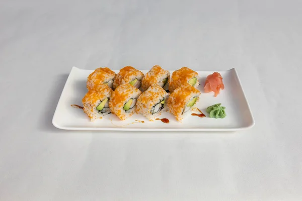 Eine Nahaufnahme Von Sushi Auf Einem Weißen Teller Auf Weißem — Stockfoto