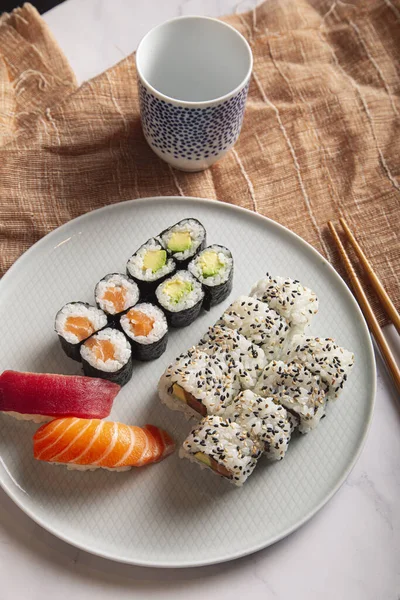 传统的日本寿司 黑面包和卷拌在白盘上食用 — 图库照片